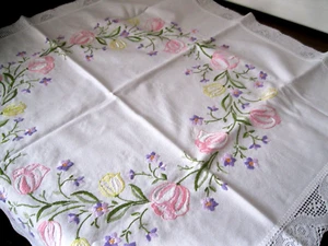 Mitteldecke 80 cm handbestickt Spitzenborte Stielstich Plattstich Tulpen Pastell - Bild 1 von 2