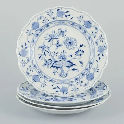 Meissen, Germany. Quatre assiettes à lunch en porcelaine à motifs oignon bleu. - Photo 1/4