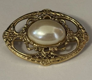 Gold Tone Filigree Costume Pearl Center 1.5” Wide Brooch Pin - Picture 1 of 3