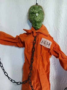 Halloween Zombie Prisionero Colgante de Pared Naranja Verde Macabro Movimiento de Risa 34" - Imagen 1 de 12