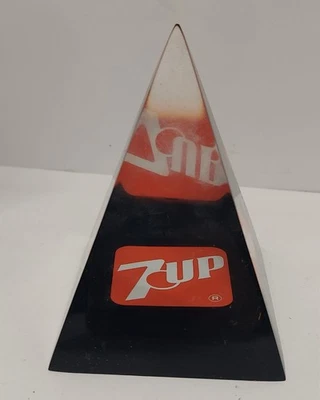 Pisapapeles piramidal acrílico transparente soda vintage 4" 7UP con base negra ejecutiva Foto 1 de 4