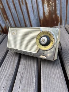 RCA VICTOR TRANSICHARGE Transistor Radio - Good Shape USA - Picture 1 of 7