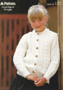 Cárdigan clásico para niñas Aran patrón de tejido 22-32" (56-81 cm) - Imagen 1 de 3
