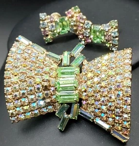 Aurora Borealis & grüne Baguette Schleife Strass Brosche & Ohrringe - Bild 1 von 12