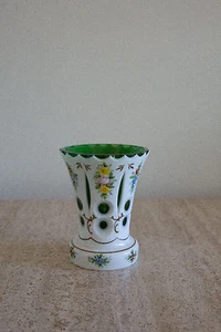 Vintage Bohemian Czech weiße Schicht geschnitten auf grüne Kamee emailliert Vase (10) - Bild 1 von 3
