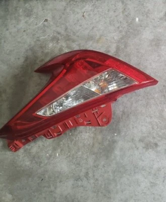 2009-2007 NISSAN 370Z ЛЕВЫЙ ВОДИТЕЛЬ СТОРОНЕ ЧЕТВЕРТЬ ПАНЕЛИ КРЕПЛЕНИЕ ЗАДНИЙ ФОНАРЬ OEM - Изображение 1 из 2