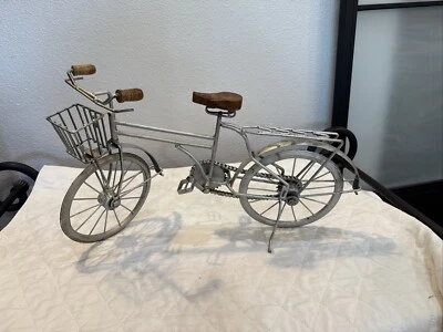 "Piezas de trabajo de escultura de bicicleta/bicicleta de metal vintage asiento y empuñaduras de madera de 19"" de largo". Foto 1 de 4
