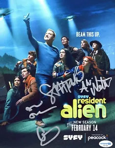 RESIDENT ALIEN SIGNIERTES TV-POSTER FOTODRUCK VON 4 CAST ALAN TUDYK SARA TOMKO COA - Bild 1 von 2