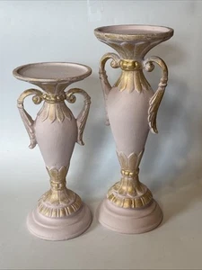 "Juego de candelabros de pilar ornamentado con tiza pintados en oro rosa con detalles de resina de 10"" y 8""" - Imagen 1 de 6