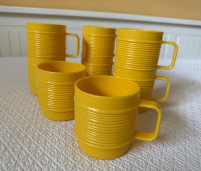 LOTE de 8 xícaras/canecas vintage empilháveis amarelas com nervuras #3819 Rubbermaid - Imagem 1 de 3