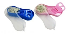 ¡Nuevo! CEPILLO DE CURRY CABALLO CERDAS RÍGIDAS 6" de largo con bandas de goma y peine azul o rosa - Imagen 1 de 3