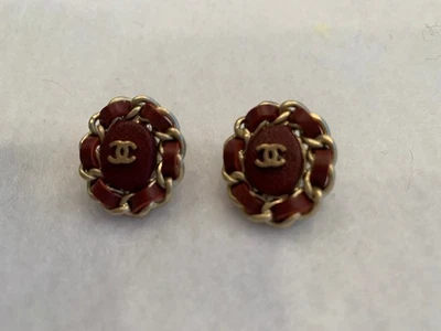 PENDIENTES PERFORADOS CHANEL BORGOÑA/ROJO CUERO--COMO NUEVOS--NAVIDAD Foto 1 de 4