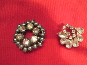 Vintage zwei (2) klare Strass Pins tolle Farben --Top - Bild 1 von 3