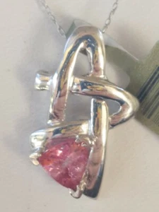 Colgante de corte billón de zafiro rosa creado en laboratorio oro blanco liso de 10 quilates - Imagen 1 de 12