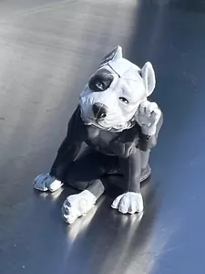 Pit Bull cane grigio orecchio graffiante miniatura scala 1/24 oggetto diorama scala G - Foto 1 di 4