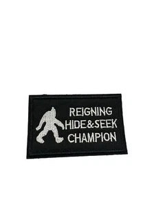Patch Reigning Hide And Seek Champ Hakenschlaufe für Hüte Kleidung Biker Westen Taschen - Bild 1 von 4