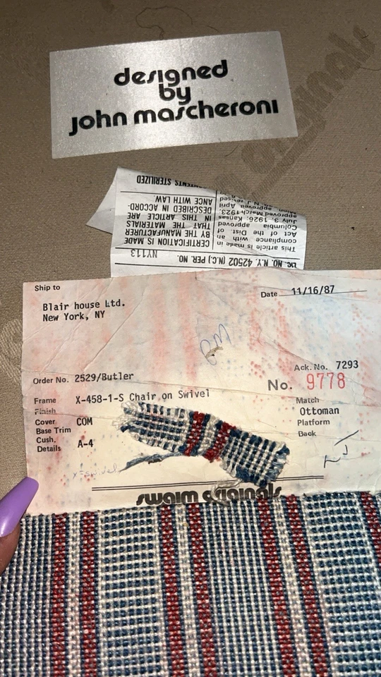 Silla antigua con marco otomano de madera tallada Foto 1 de 1