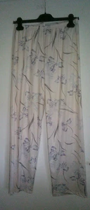 Weiße Schlafhose/Wellnesshose mit Blumen in grau/lila  Gr. M  NEU - Bild 1 von 1