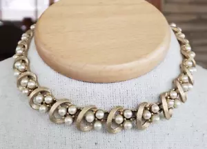 Collar Gargantilla Vintage Kramer Imitación Perla Cepillado Tono Dorado Panel 15" Ajustable - Imagen 1 de 8