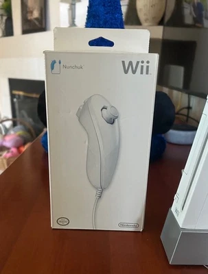NUEVO Oficial Nintendo Wii Nunchuk 2009 Sellado de Fábrica OEM Blanco Nuevo en Caja Foto 1 de 3