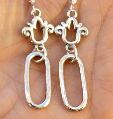 Pendiente colgante de aro con palanca trasera con dije de plata Brighton alterado Foto 1 de 2