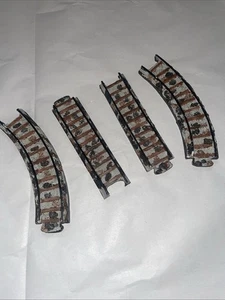 VINTAGE 1992 Mervyns Christmas Village Train Track X4 pièces - Décoratif uniquement - Photo 1/12