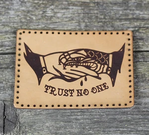Trust no one - Lederaufnäher, Trust no one nähen, Lederaccessoires. - Bild 1 von 4