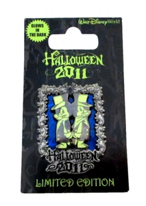 WDW CHIP 'N DALE AS HAUNTED MANSION DUELERS HALLOWEEN 2011 PIN - LE 1000  #85955 - Picture 1 of 3