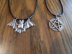 Sin usar en paquete - Colgantes punk, góticos, emo con cadenas con cable de 17' (juego de 2 colgantes) ¡Halloween!¡! - Imagen 1 de 4