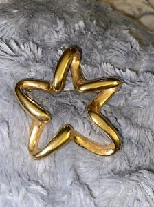 Large Twisted Swirl Ribbon Open Star Brooch Pin Shiny Gold Tone Vintage - Picture 1 of 4
