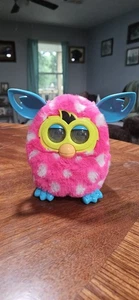 Furby Boom rosa mit weißen Tupfen 2012 türkis Akzente gelbes Gesicht funktioniert - Bild 1 von 4