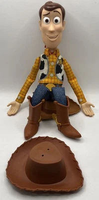 Boneca Woody Toy Story com chapéu Disney Thinkway Buzz Lightyear Sheriff 14" - Imagem 1 de 4