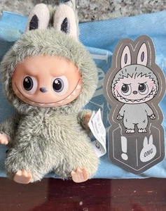 POP MART Labubu I Mostri Spilla Per Amore Alfabeto Peluche Ciondolo SEGRETO -! OMG - Foto 1 di 5