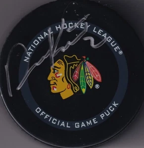 BECKETT DUNCAN KEITH SIGNED CHICAGO BLACKHAWKS REAL GAME MODEL PUCK 1W456926 - Picture 1 of 2