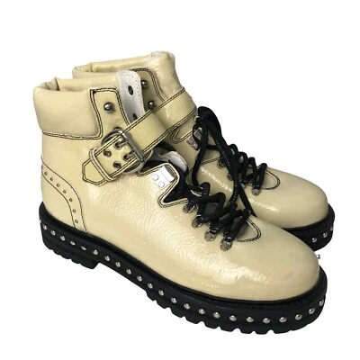 Lola Cruz 踝摩托靴女式尺寸 EU 40 US 10 铆钉奶油色漆皮 — 第 1/4 张图片