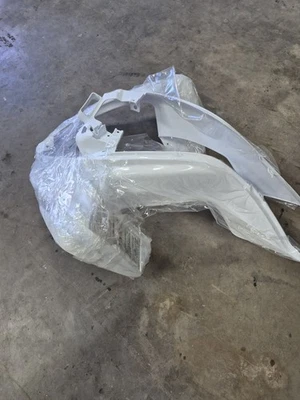 НОВЫЙ OEM YAMAHA RAPTOR 700 ПЕРЕДНЕЕ КРЫЛО БЕЛЫЙ БРЫЗГОВИК НОВАЯ ДЕТАЛЬ #1PE-F1500-10-00 - Изображение 1 из 4