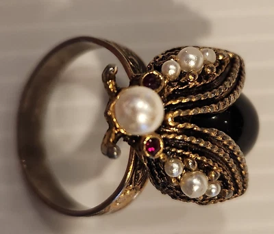 Anillo de abeja de colección cuerpo de cabujón negro, ojos de piedra roja, perlas de imitación, metal dorado Foto 1 de 4