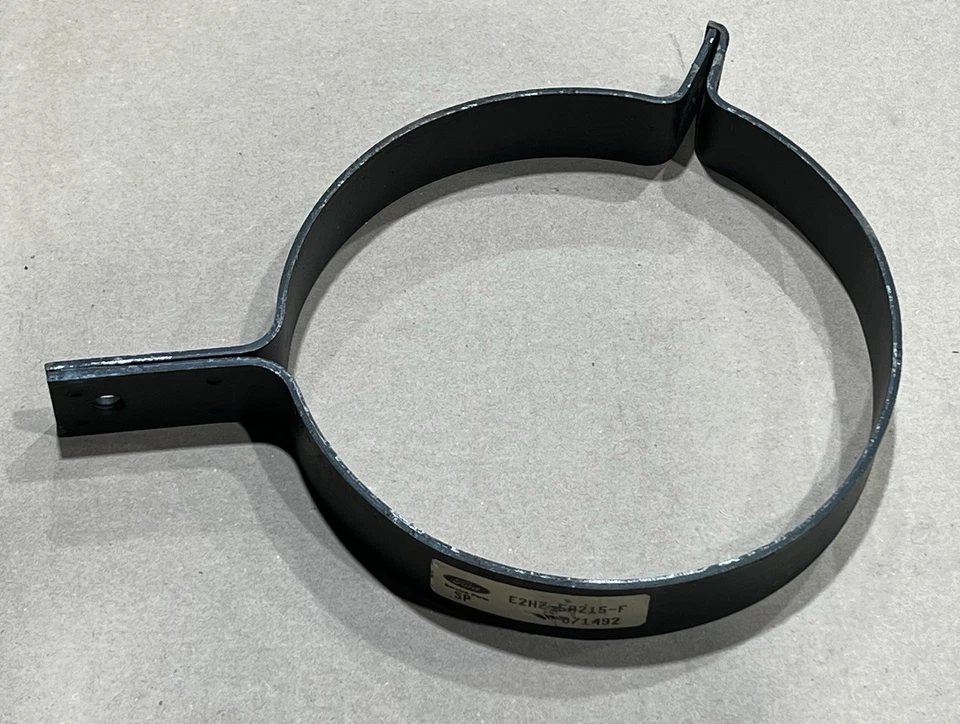 Подлинный Ford E2HZ-5A215-F дизельный глушитель зажим вешалка кронштейн F700 F800 1987 новый из старых запасов - Изображение 1 из 4