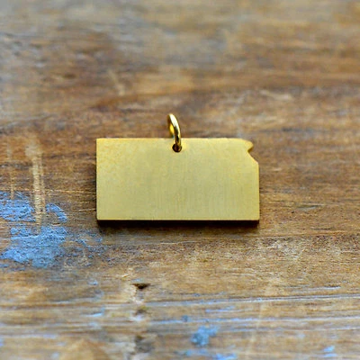 Kansas State Charm - Colgante de acero inoxidable enchapado en oro de 24k cepillado - Mínimo Foto 1 de 3