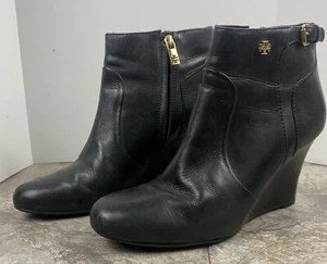 Tory Burch Milan schwarze Damen-Bootie-Stiefeletten mit Keilabsatz Größe 9 M goldfarbenes Logo - Bild 1 von 7