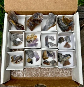 Lote Plano 32 PIEZAS Raro CALCEDONIA PÚRPURA Cristal Áspero - Nosy Varika, MADAGASCAR - Imagen 1 de 4