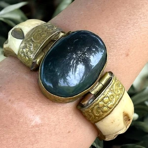 Bracciale In Osso Con Grande Cabochon Centrale In Pietra Dura Nepalese - Foto 1 di 9