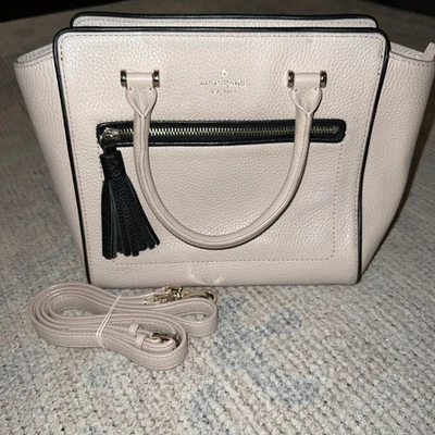 Kate Spade New York Chester Street Allyn Pequeño Bronceado Rubor Borla Negra Con Correa Foto 1 de 4