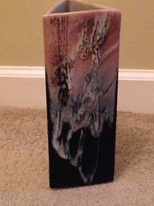 "JOHN SHEDD" signierte dreieckige Form Keramik Vase 10 1/4" Höhe - Bild 1 von 8