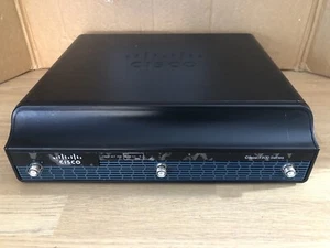 Cisco 1941 Cisco 1941W-E/K9 z brytyjskim zasilaczem i iOS 15.6 Cisco 1941/K9 (z VAT) - Zdjęcie 1 z 12