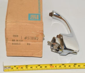 1960's Chevelle DOOR HANDLE 5719142 Right Hand Passenger Side GR.10.527 75C8 - Foto 1 di 12