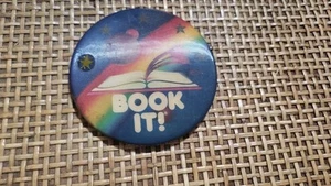 Vintage 1990 Pizza Hut Reading Program Book It! Holografischer 3 Zoll Pin Button - Bild 1 von 3