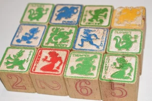 12 bloques de madera de juguete de personajes de Disney alfabeto ABC 1,25” X 1,25” - de colección - Imagen 1 de 5