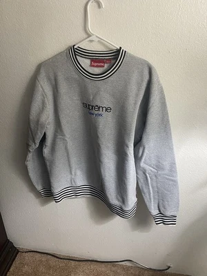 Supreme классический логотип в полоску ребро Crewneck в серый - Изображение 1 из 4