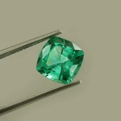 9x9 mm Colombian Emerald Hydrothermal Lab Grown Cushion Loose Gemstone Cut - Image 1 of 4